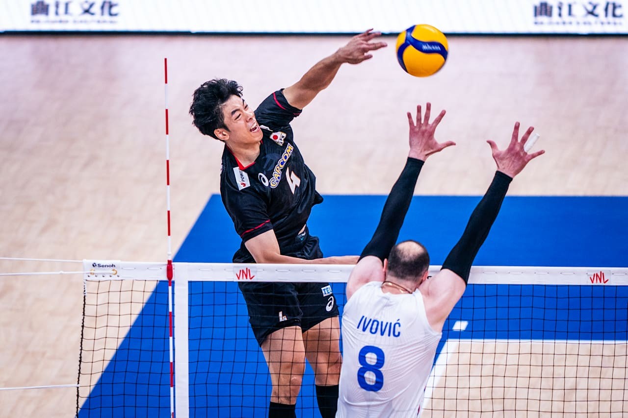 スパイクを打つ男子日本代表の宮浦（C）FIVB　　　　　　　　　　　　　　　　　　　　