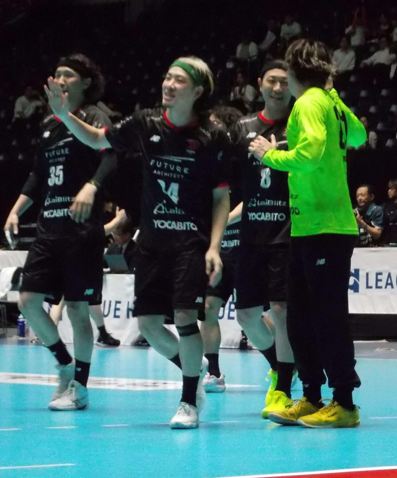 リーグHプレーオフ男子準々決勝を制し、喜ぶジークスター東京の選手たち（撮影・松本航）
