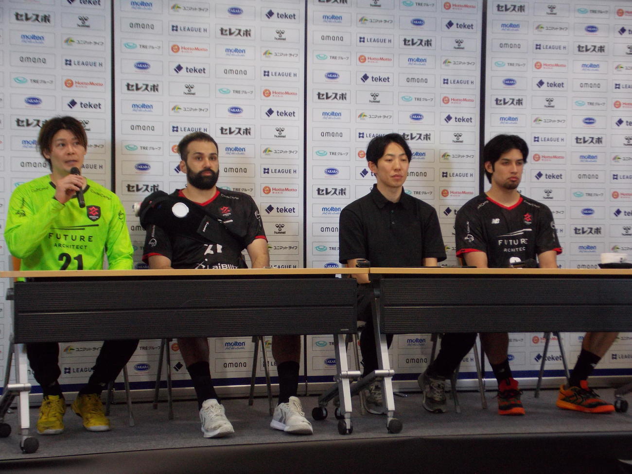 リーグHプレーオフ男子準々決勝を制し、記者会見に臨んだジークスター東京の右から部井久アダム勇樹、佐藤智仁監督、玉川裕康主将、岩下祐太（撮影・松本航）