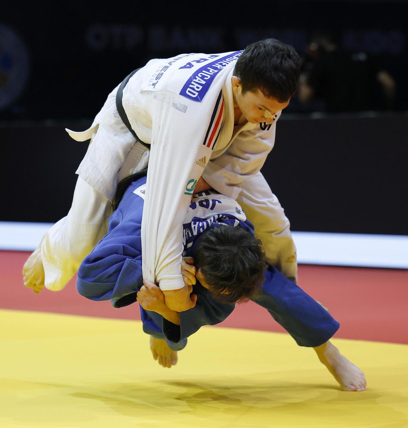 フランス選手（上）を攻める永山竜樹。合わせ技で一本勝ちし初優勝（共同）