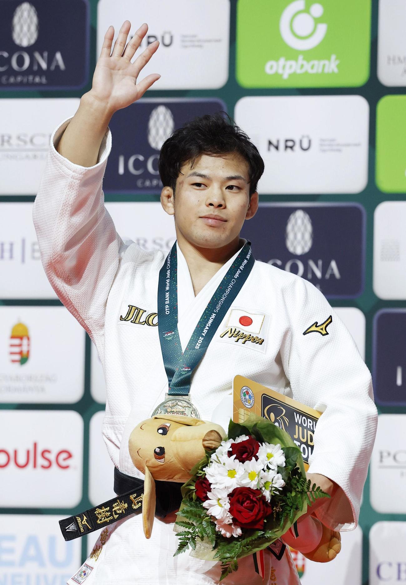 柔道の世界選手権男子60キロ級で初優勝を果たし、声援に応える永山竜樹（共同）
