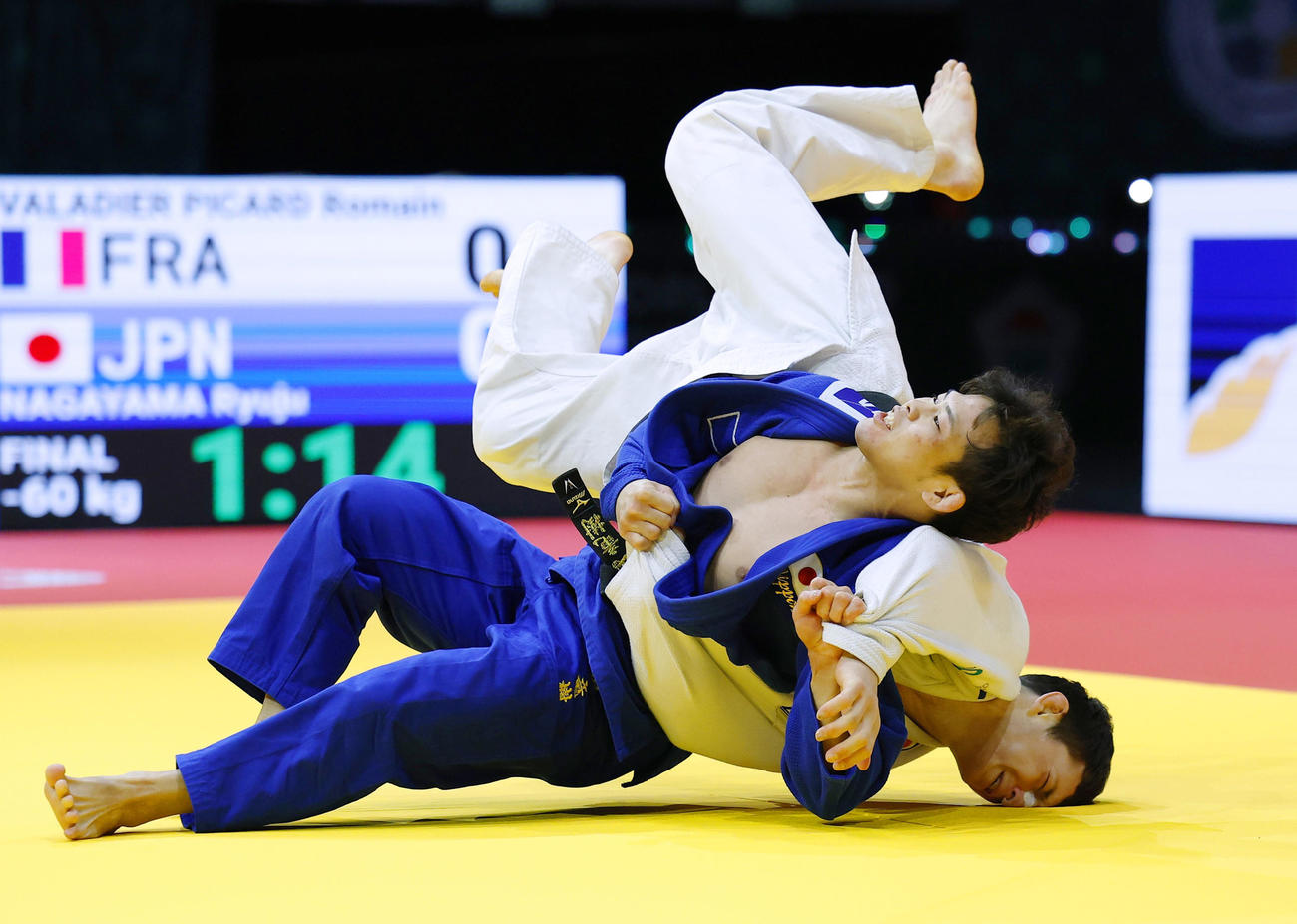 フランス選手（奥）を攻める永山竜樹　初優勝を果たした（共同）
