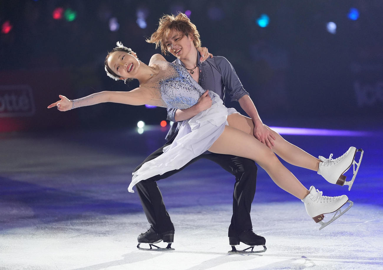 華麗な演技を披露し観客を魅了する（左から）本田真凜さんと宇野昌磨さん