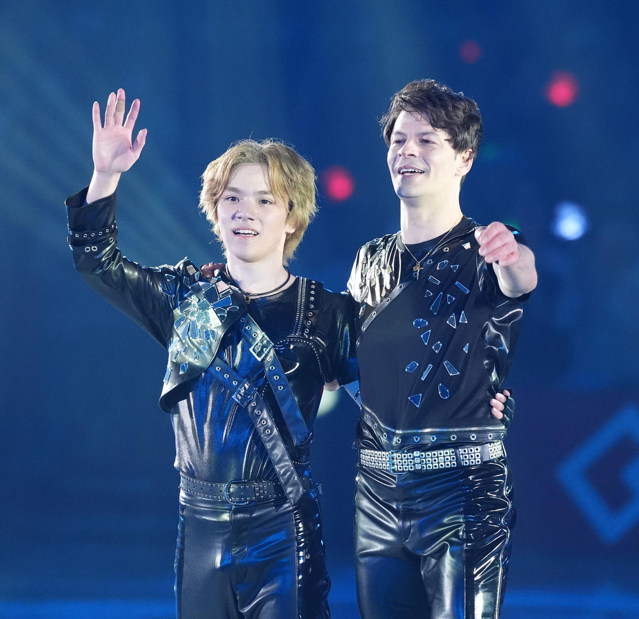 観客にあいさつをする（左から）宇野昌磨さんステファン・ランビエールさん（撮影・森本幸一）