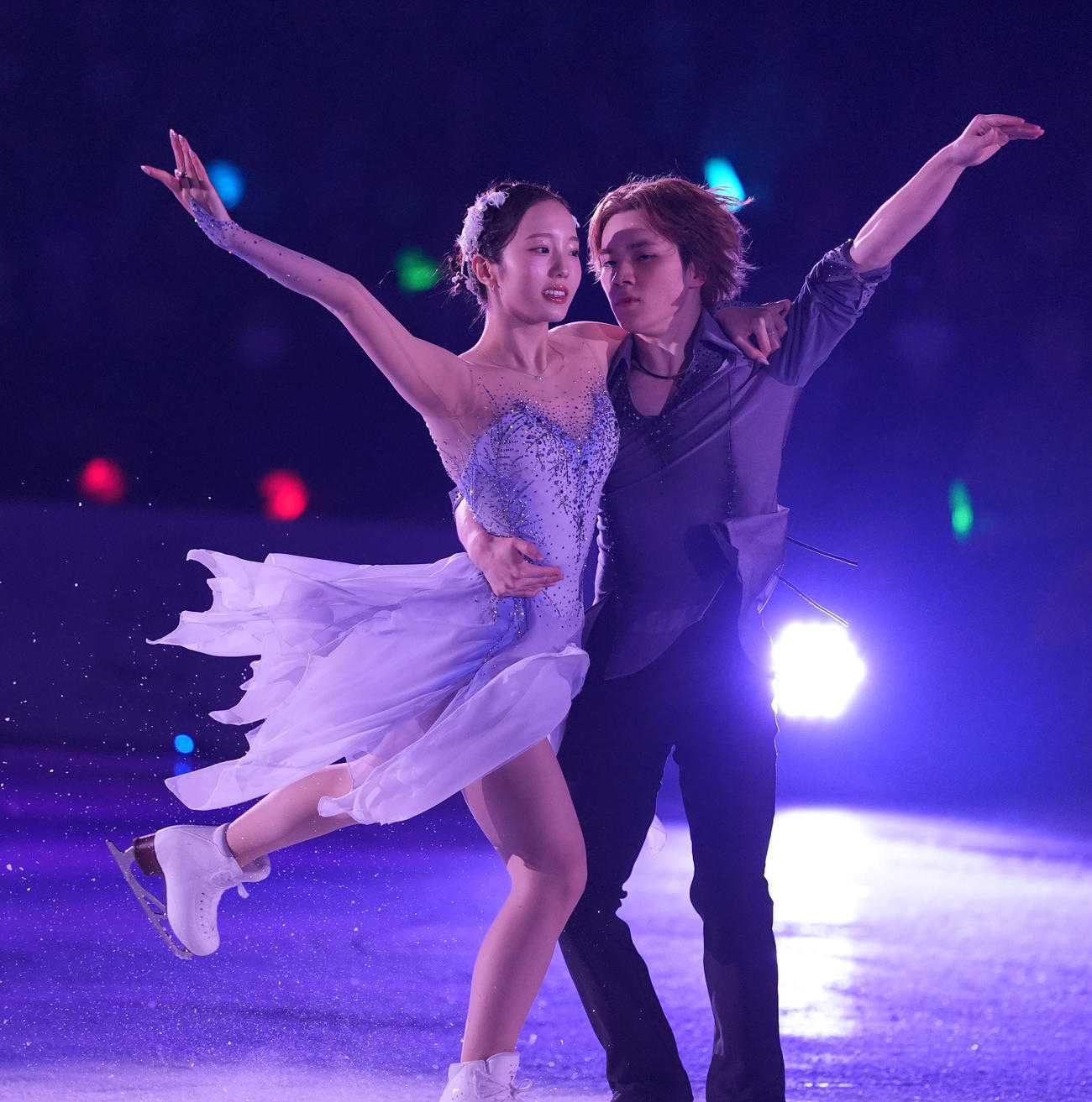 華麗な演技を披露し観客を魅了する（左から）本田真凜さんと宇野昌磨さん（撮影・森本幸一）
