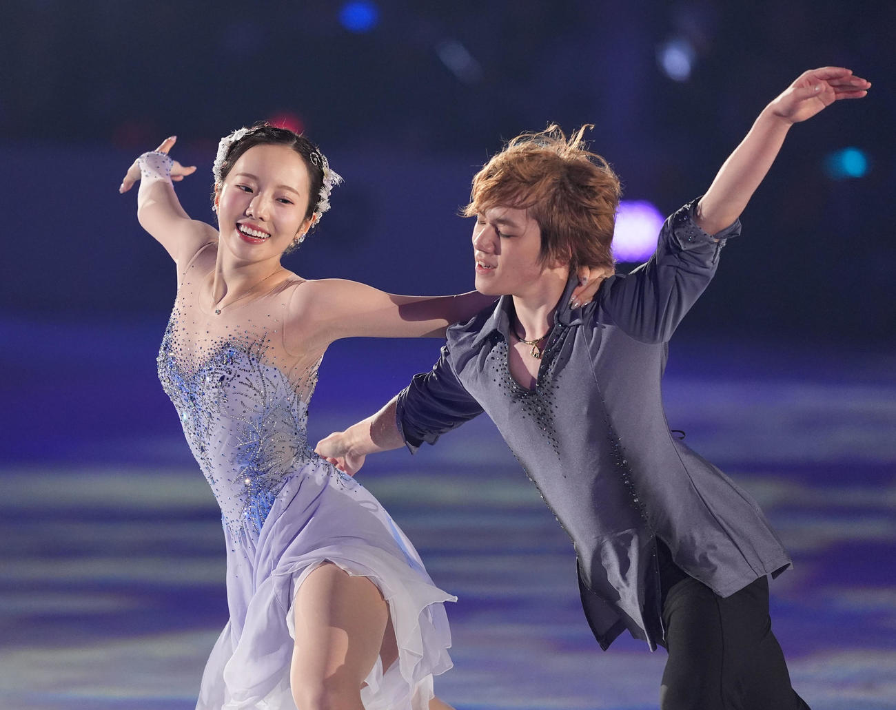 華麗な演技を披露し観客を魅了する（左から）本田真凜さんと宇野昌磨さん（撮影・森本幸一）