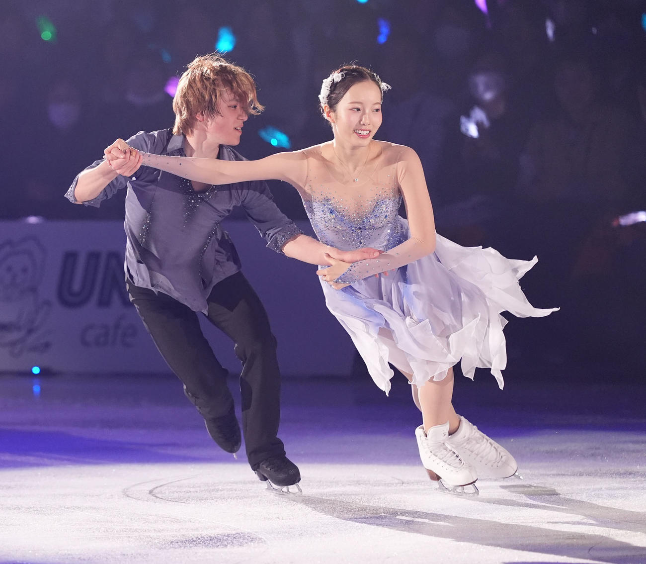 華麗な演技を披露し観客を魅了する（左から）宇野昌磨さんと本田真凜さん（撮影・森本幸一）