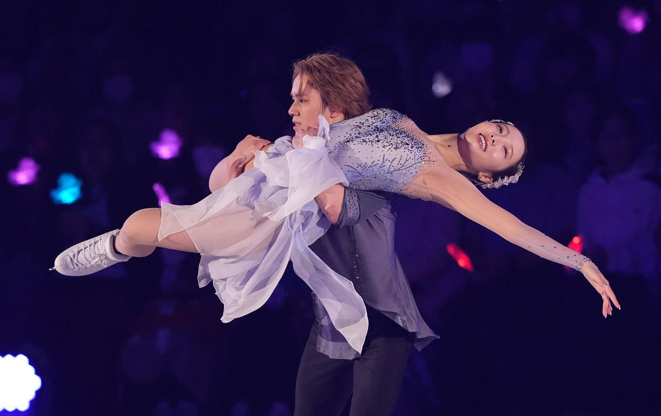 華麗な演技を披露し観客を魅了する（左から）宇野昌磨さんと本田真凜さん（撮影・森本幸一）