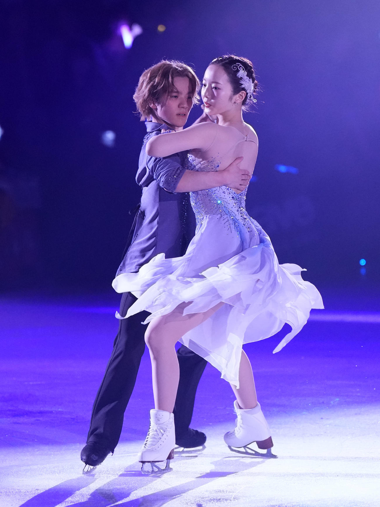 華麗な演技を披露し観客を魅了する（左から）宇野昌磨さんと本田真凜さん（撮影・森本幸一）