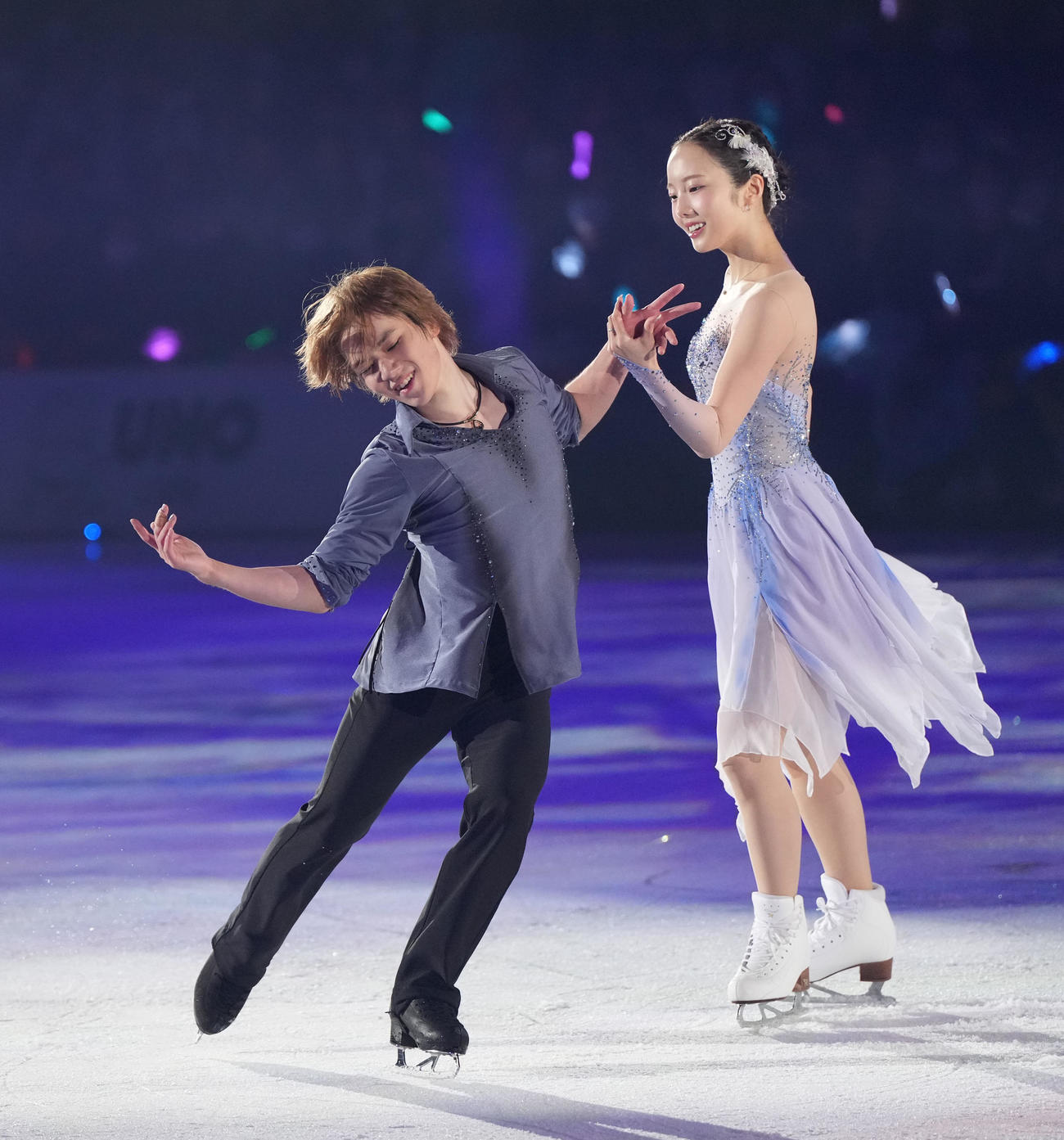 華麗な演技を披露し観客を魅了する（左から）宇野昌磨さんと本田真凜さん（撮影・森本幸一）
