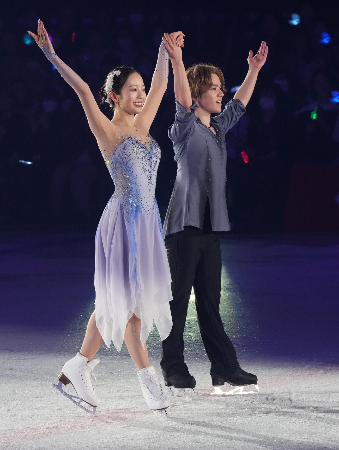 華麗な演技を披露し観客にあいさつする（左から）本田真凜さんと宇野昌磨さん（撮影・森本幸一）