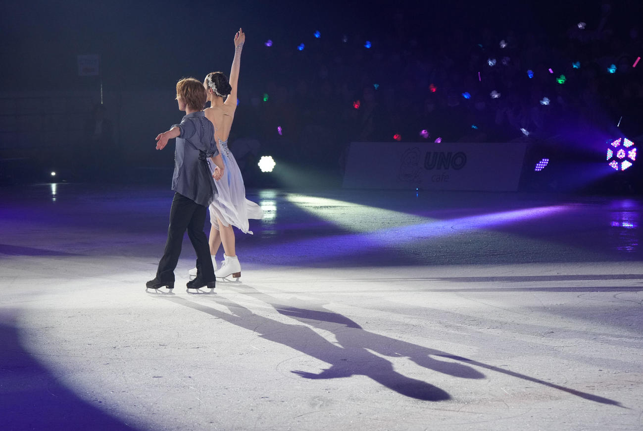 華麗な演技を披露し観客にあいさつする（左から）宇野昌磨さんと本田真凜さん（撮影・森本幸一）