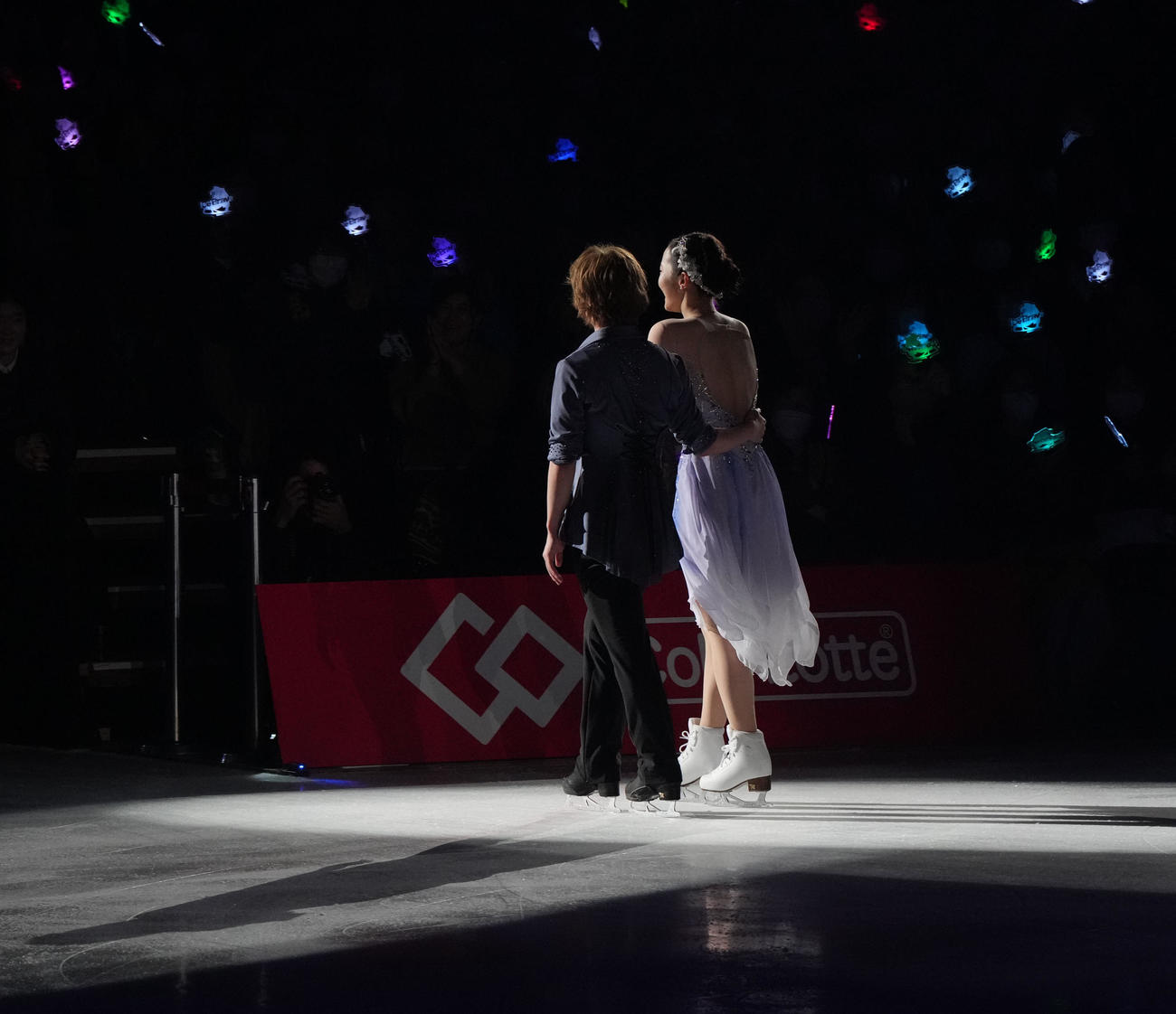 華麗な演技を披露し観客にあいさつする（左から）宇野昌磨さんと本田真凜さん（撮影・森本幸一）