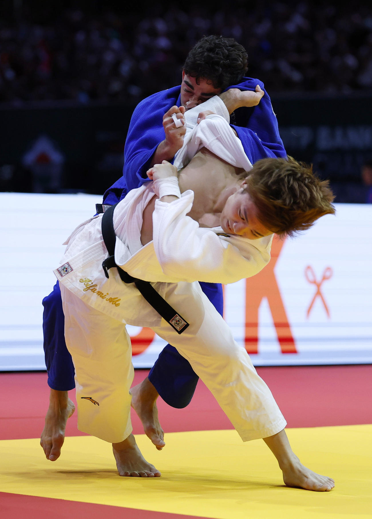 男子66キロ級2回戦　イタリア選手（奥）を攻める阿部一二三（共同）