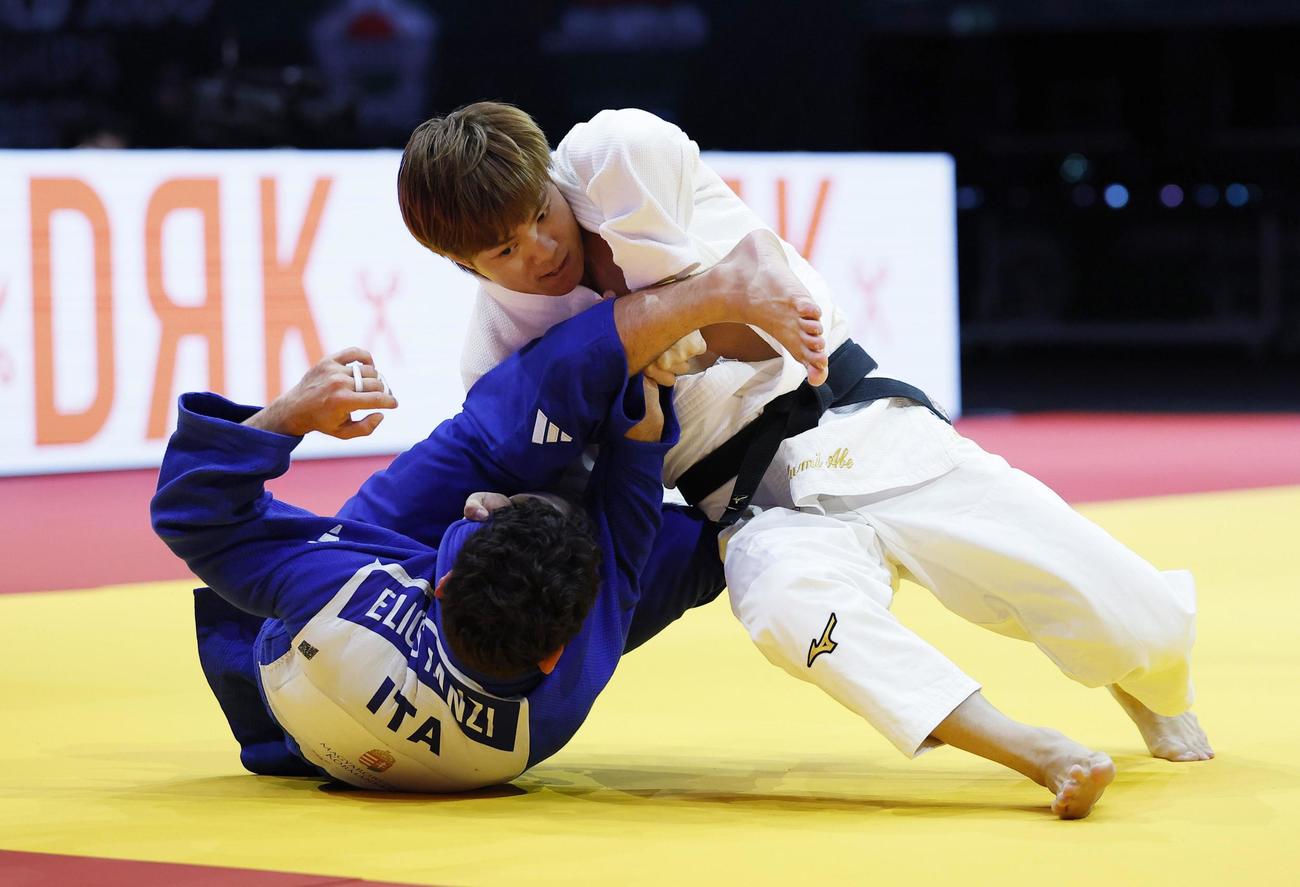 男子66キロ級2回戦　イタリア選手を攻める阿部一二三（共同）