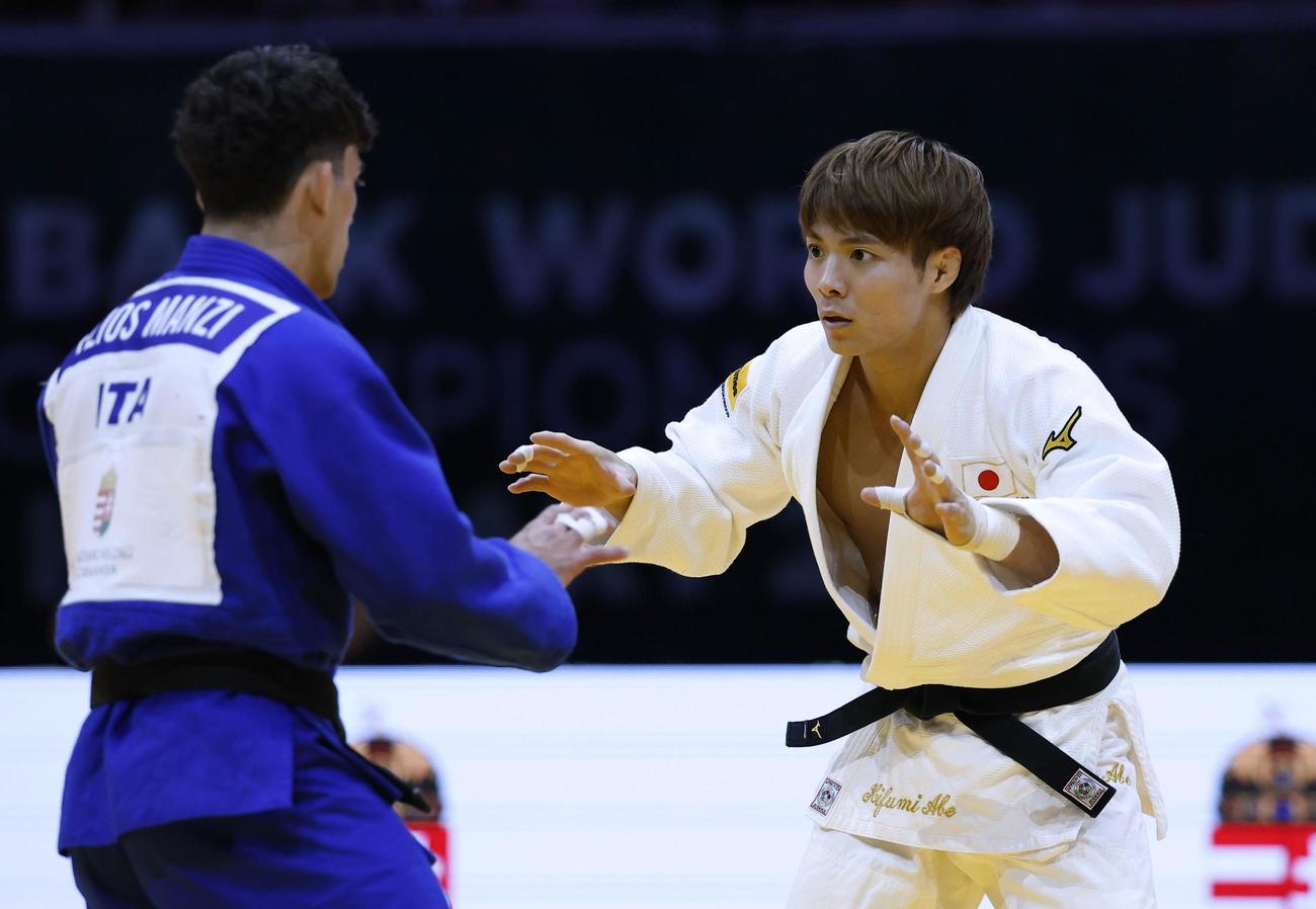 男子66キロ級2回戦　イタリア選手と対戦する阿部一二三（共同）