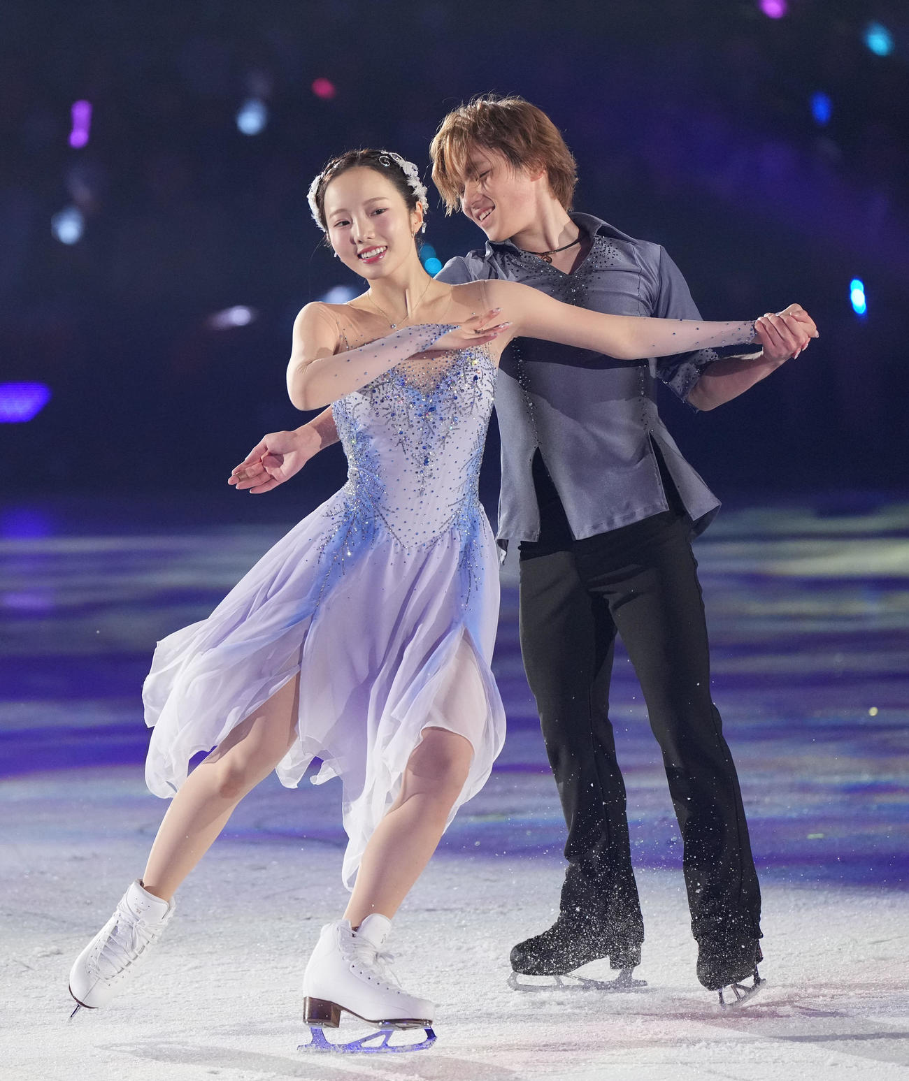 華麗な演技を披露し観客を魅了する（左から）宇野昌磨さんと本田真凜さん（撮影・森本幸一）