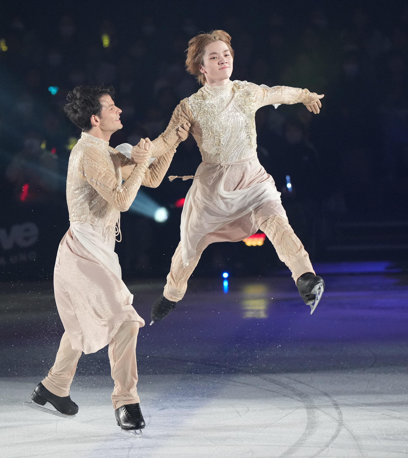 華麗な演技を披露する宇野昌磨さん（右）左はステファン・ランビエルさん（撮影・森本幸一）