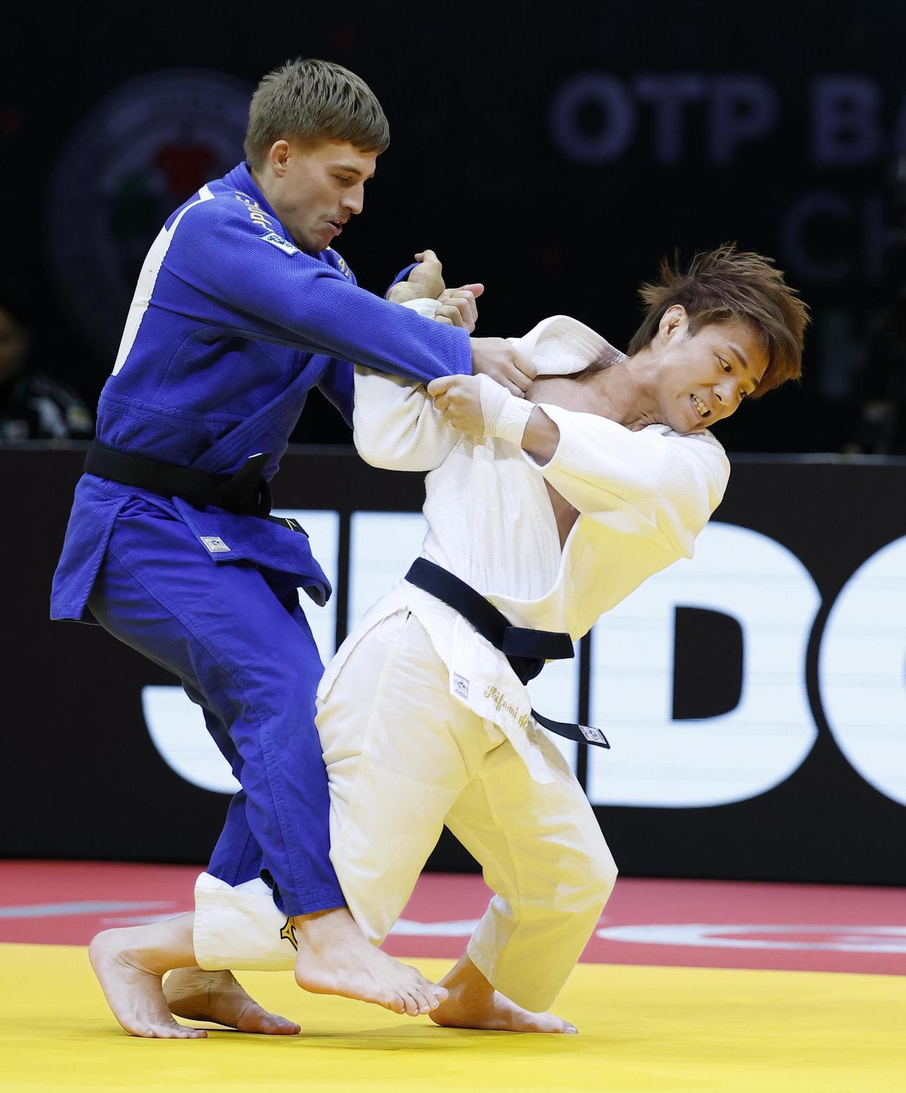男子66キロ級3回戦　フィンランド選手（左）を攻める阿部一二三（共同）