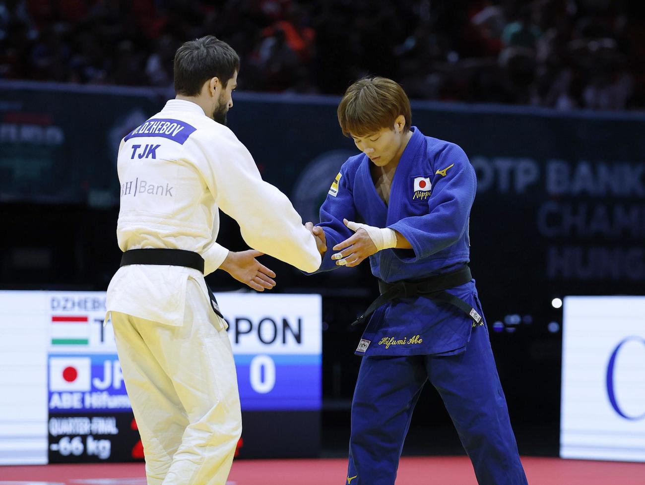 男子66キロ級準々決勝でタジキスタン選手（左）に敗れた阿部一二三（共同）