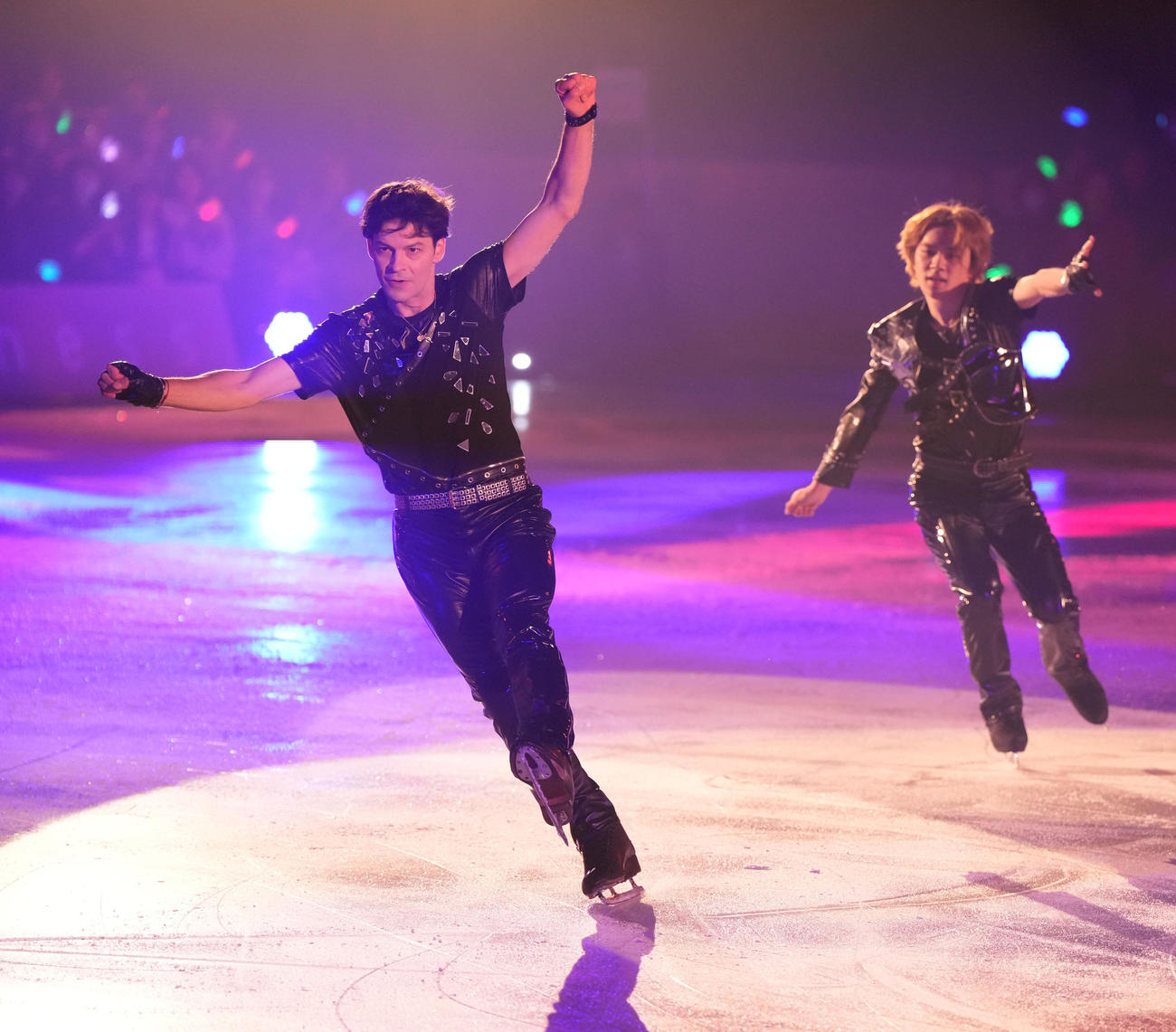 華麗な演技を披露するステファン・ランビエルさん（左）右は宇野昌磨さん（撮影・森本幸一）