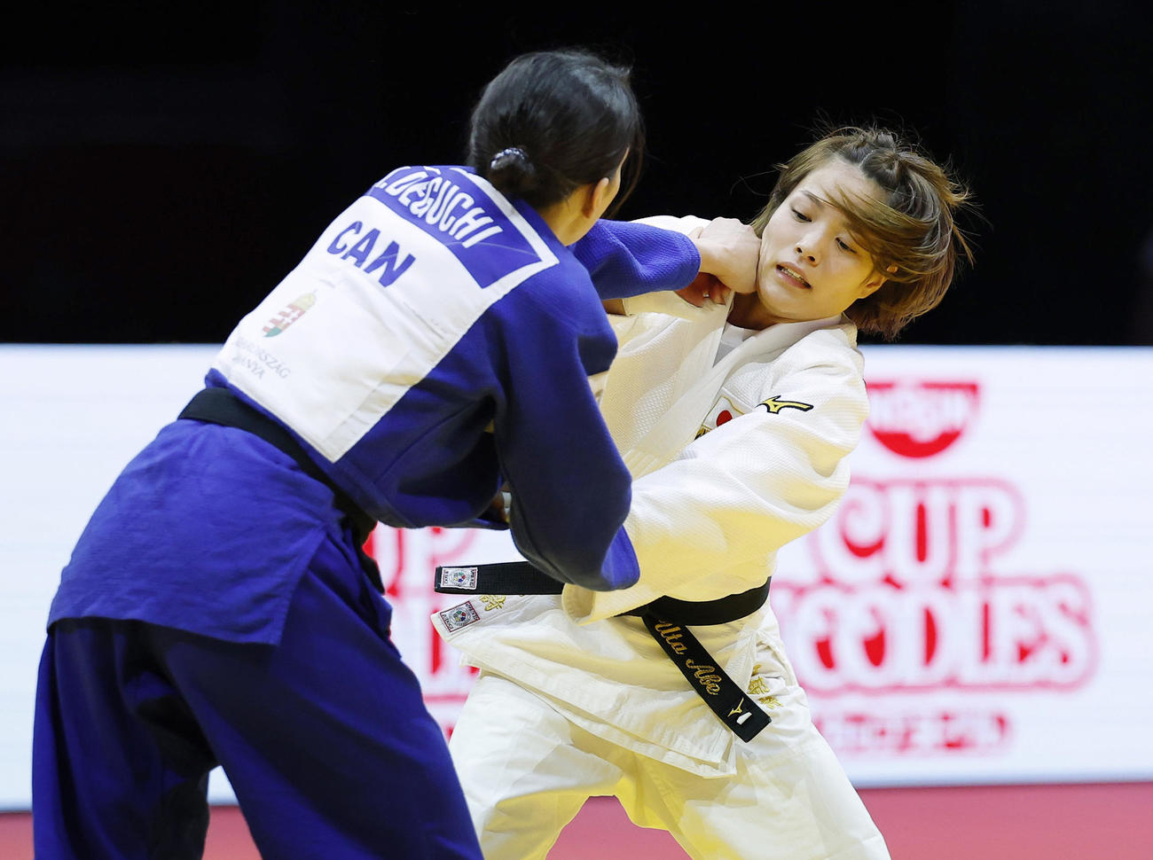 女子52キロ級準々決勝　カナダ選手を攻める阿部詩（共同）