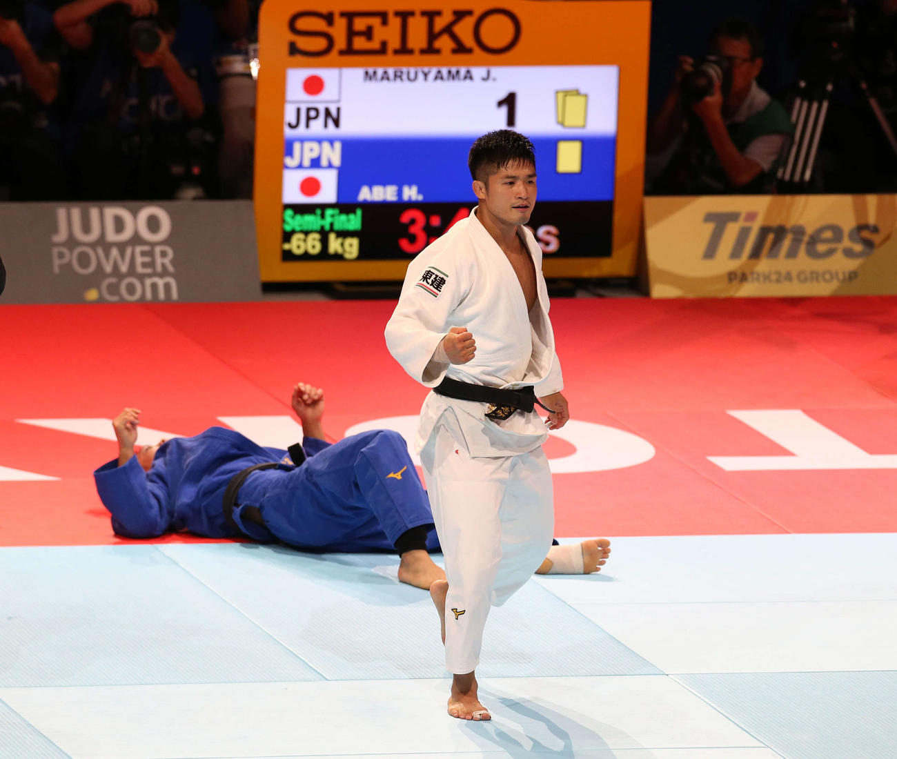 世界柔道2019男子66キロ級準決勝で丸山城志郎に敗れた阿部一二三（後方）