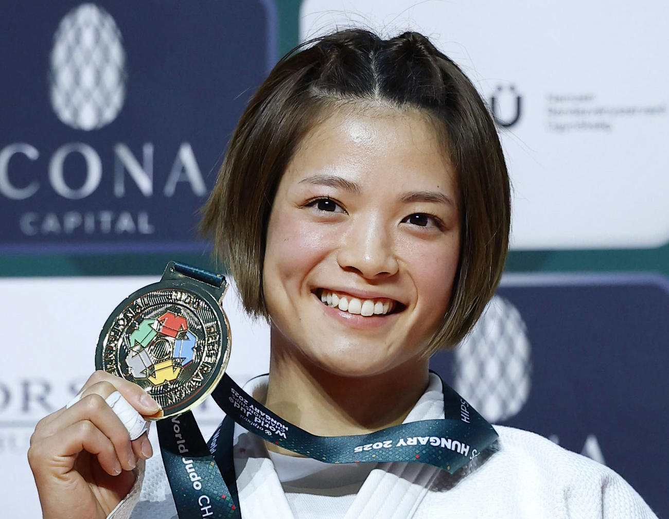柔道の世界選手権女子52キロ級で5度目の優勝を果たし、金メダルを手に笑顔を見せる阿部詩（共同）