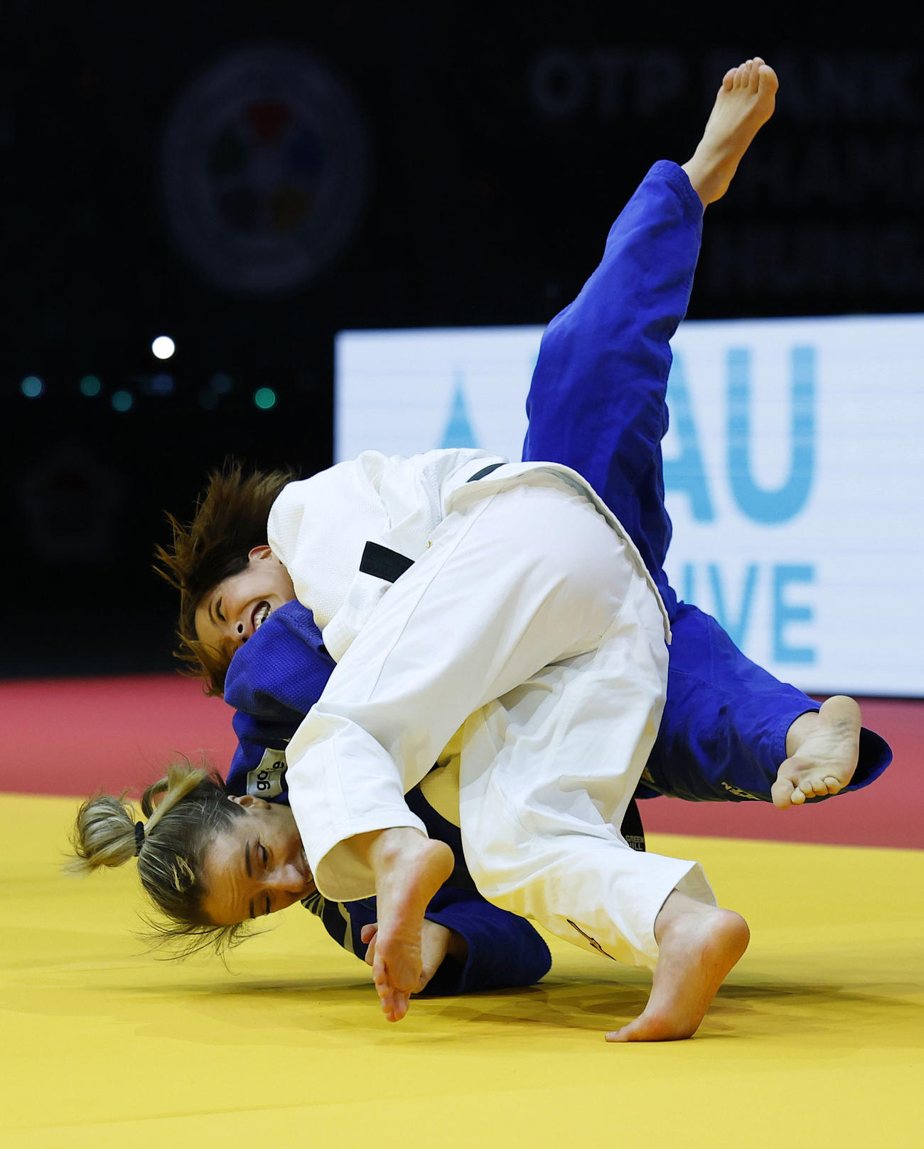 女子52キロ級決勝　コソボ選手（下）を攻める阿部詩（共同）