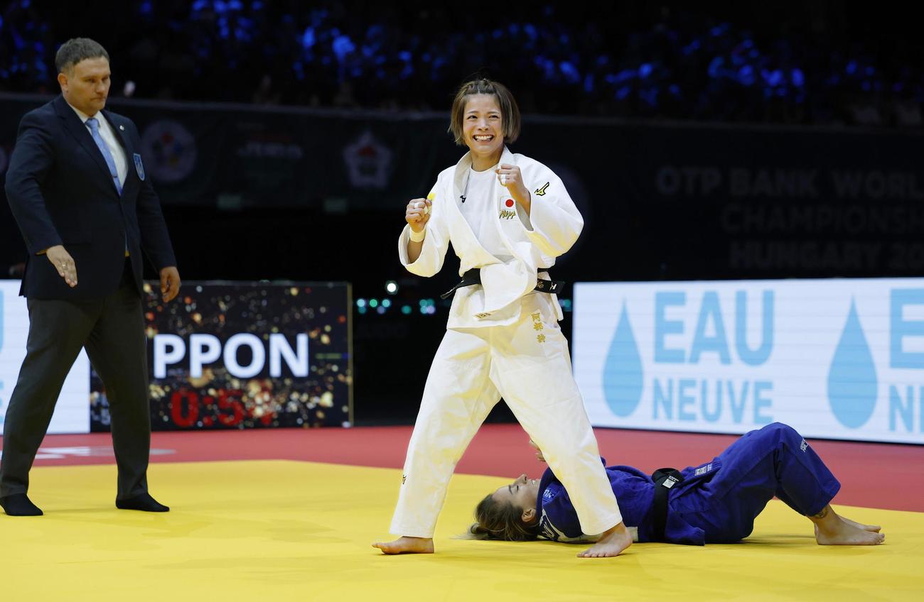 女子52キロ級決勝でコソボ選手を下し、優勝を決めた阿部詩（共同）