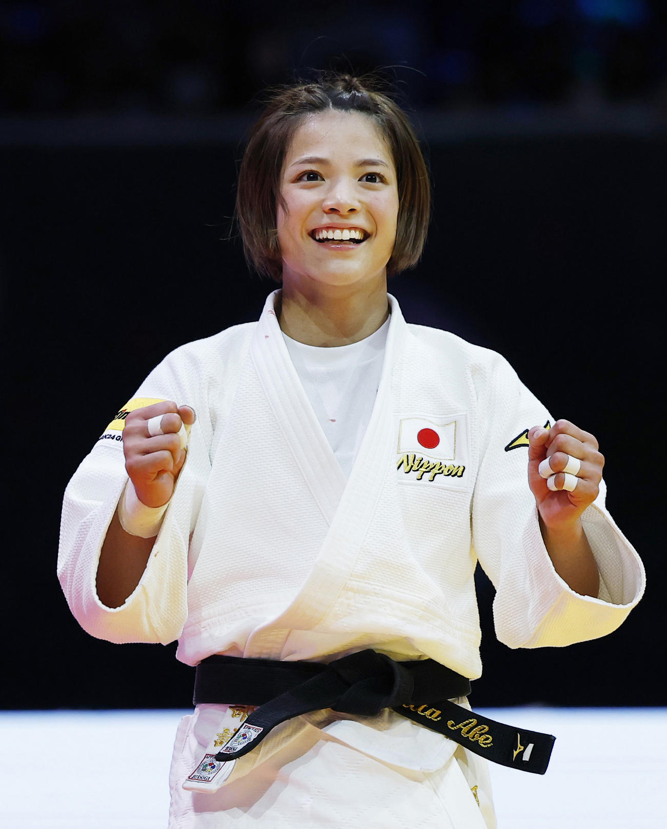 女子52キロ級で5度目の優勝を果たし、ガッツポーズする阿部詩（共同）