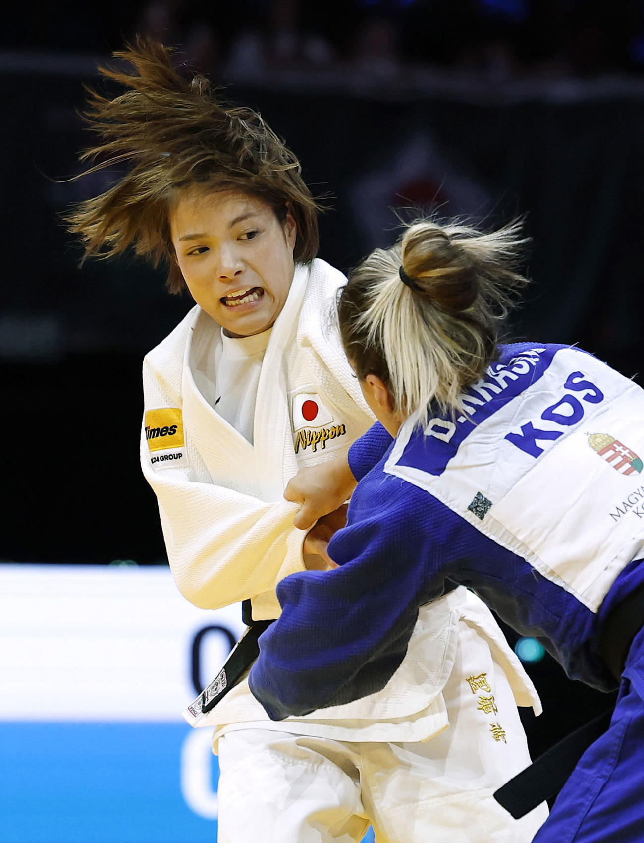 女子52キロ級決勝でコソボ選手を攻める阿部詩（共同）