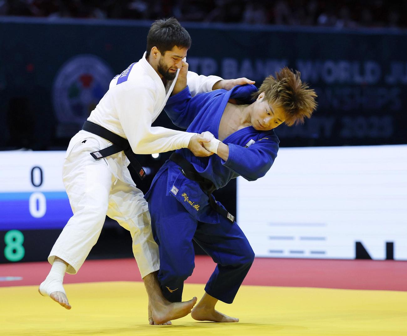 準々決勝でタジキスタンのオビド・ゼボフ（左）と対戦する阿部一二三（共同）