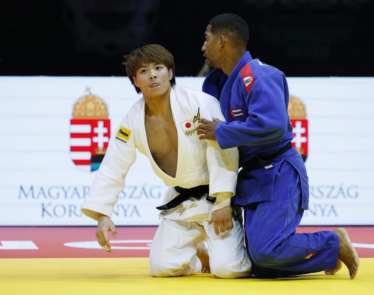 3位決定戦でキューバ選手（右）に勝利した阿部一二三（共同）