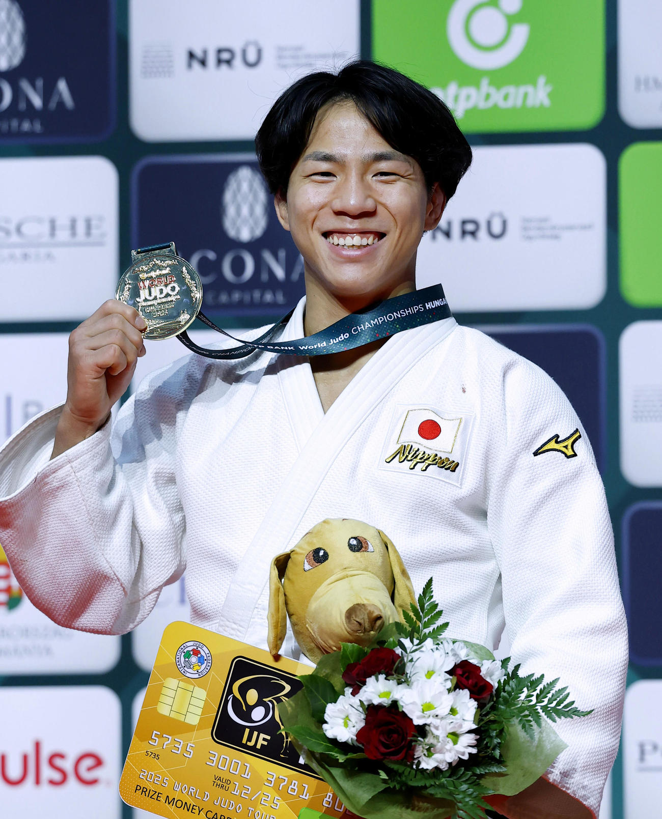 男子66キロ級で初優勝を果たし、金メダルを手に笑顔を見せる武岡毅（共同）