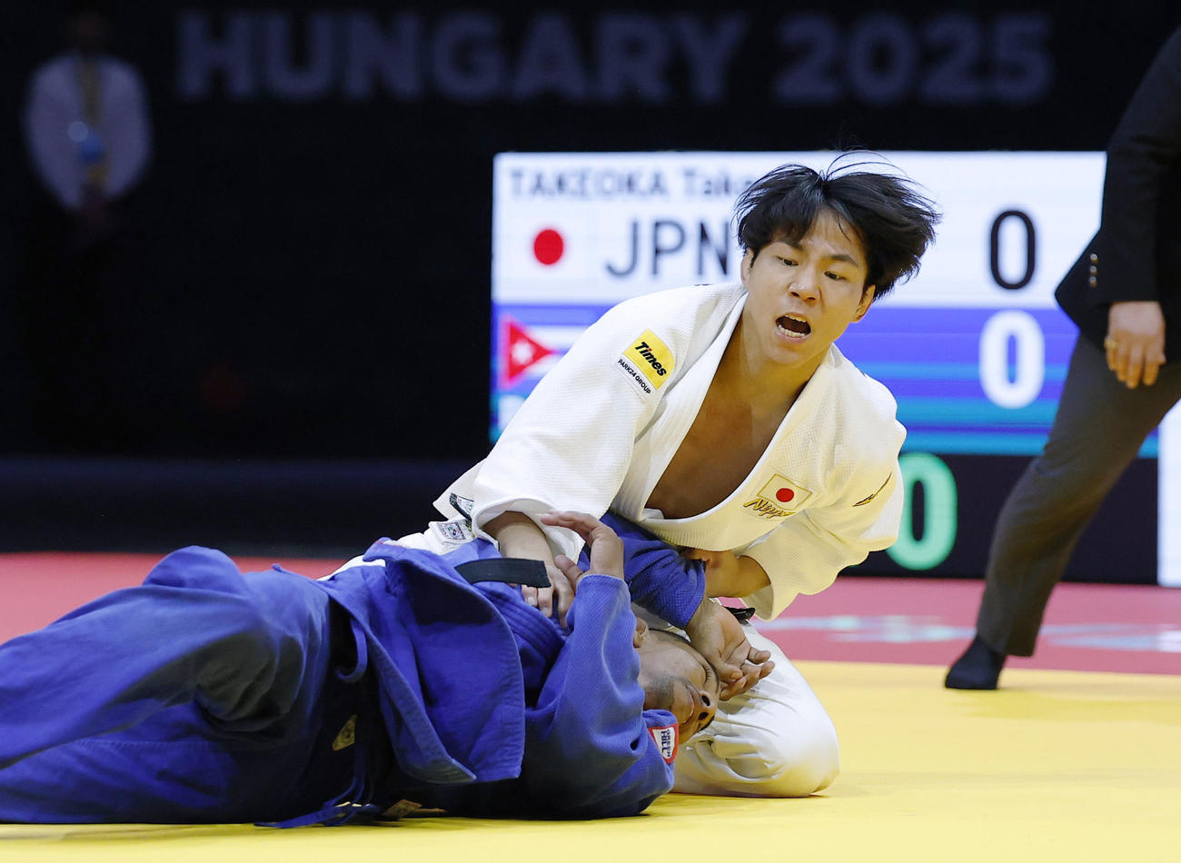 男子66キロ級準決勝でキューバ選手を攻める武岡毅（共同）