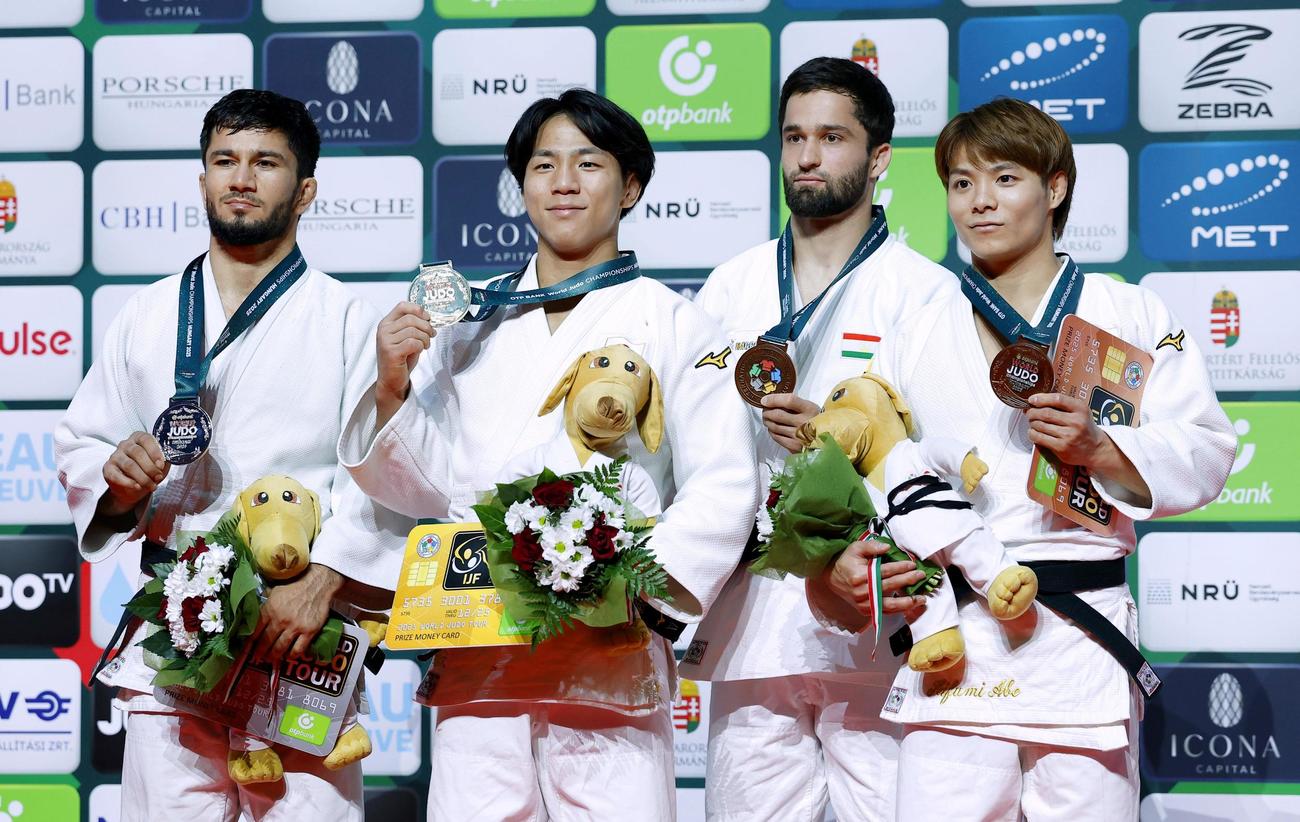 男子66キロ級で金メダルを獲得した武岡毅（左から2人目）、銅メダルの阿部一二三（右端）（共同）