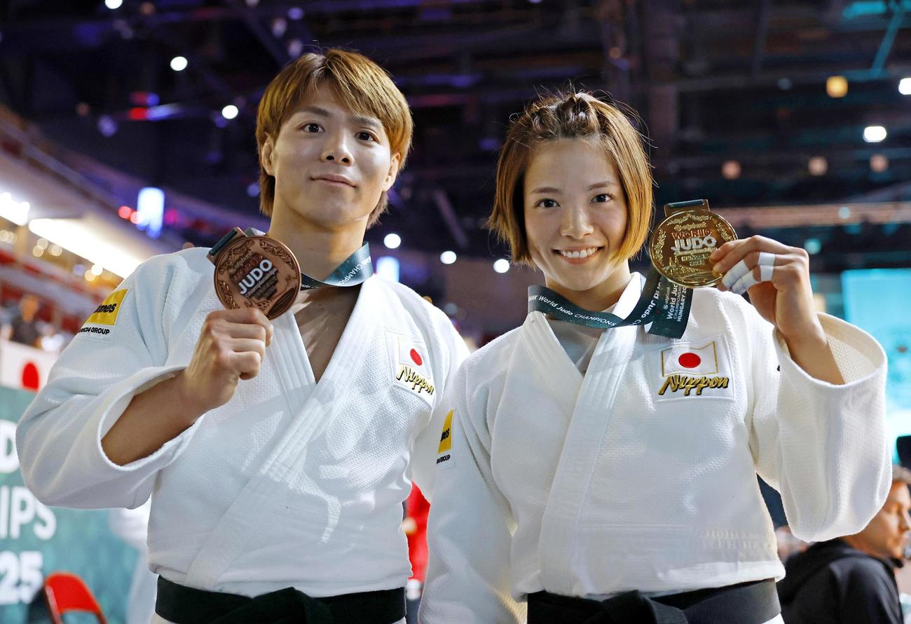 世界選手権女子52キロ級で5度目の優勝を果たし、金メダルを手に笑顔の阿部詩。左は男子66キロ級で銅メダルの兄、阿部一二三（共同）