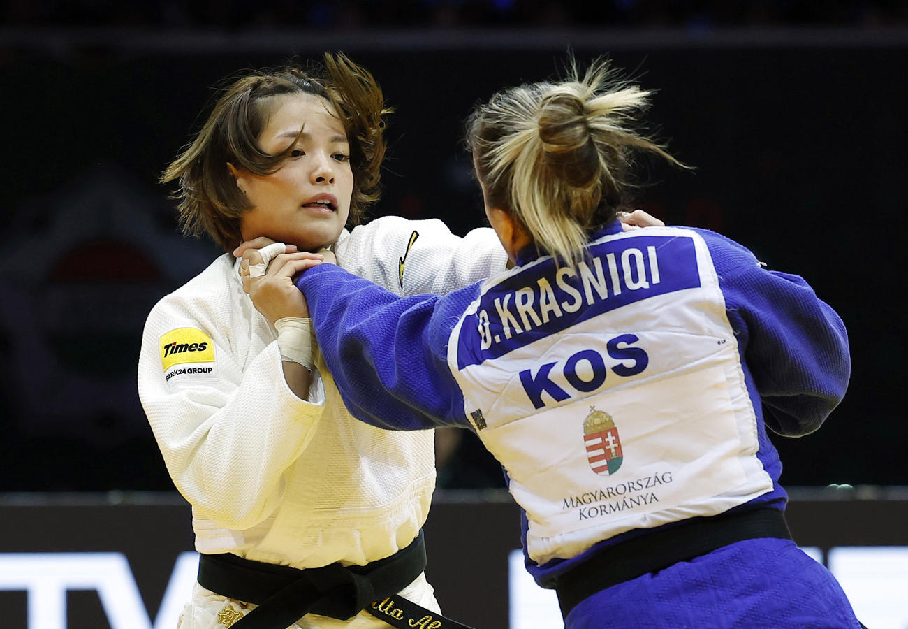 女子52キロ級決勝　コソボ選手を攻める阿部詩。5度目の優勝を果たした（共同）