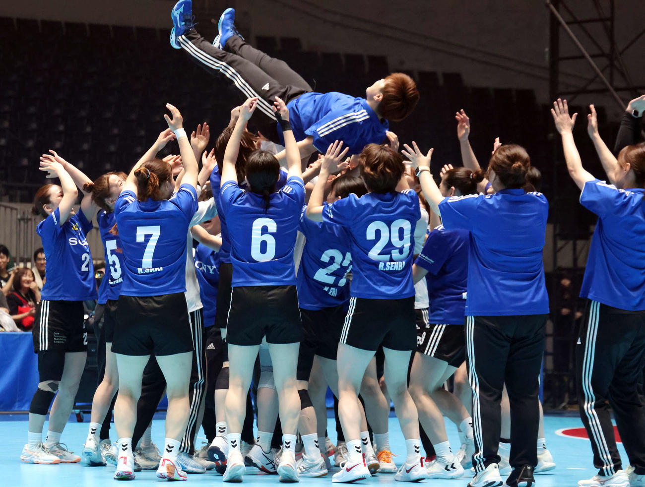 フルーサクヤ鹿児島対北国石川　優勝を決め胴上げを行う北国石川。胴上げされたのは宋監督（撮影・山本朝陽）