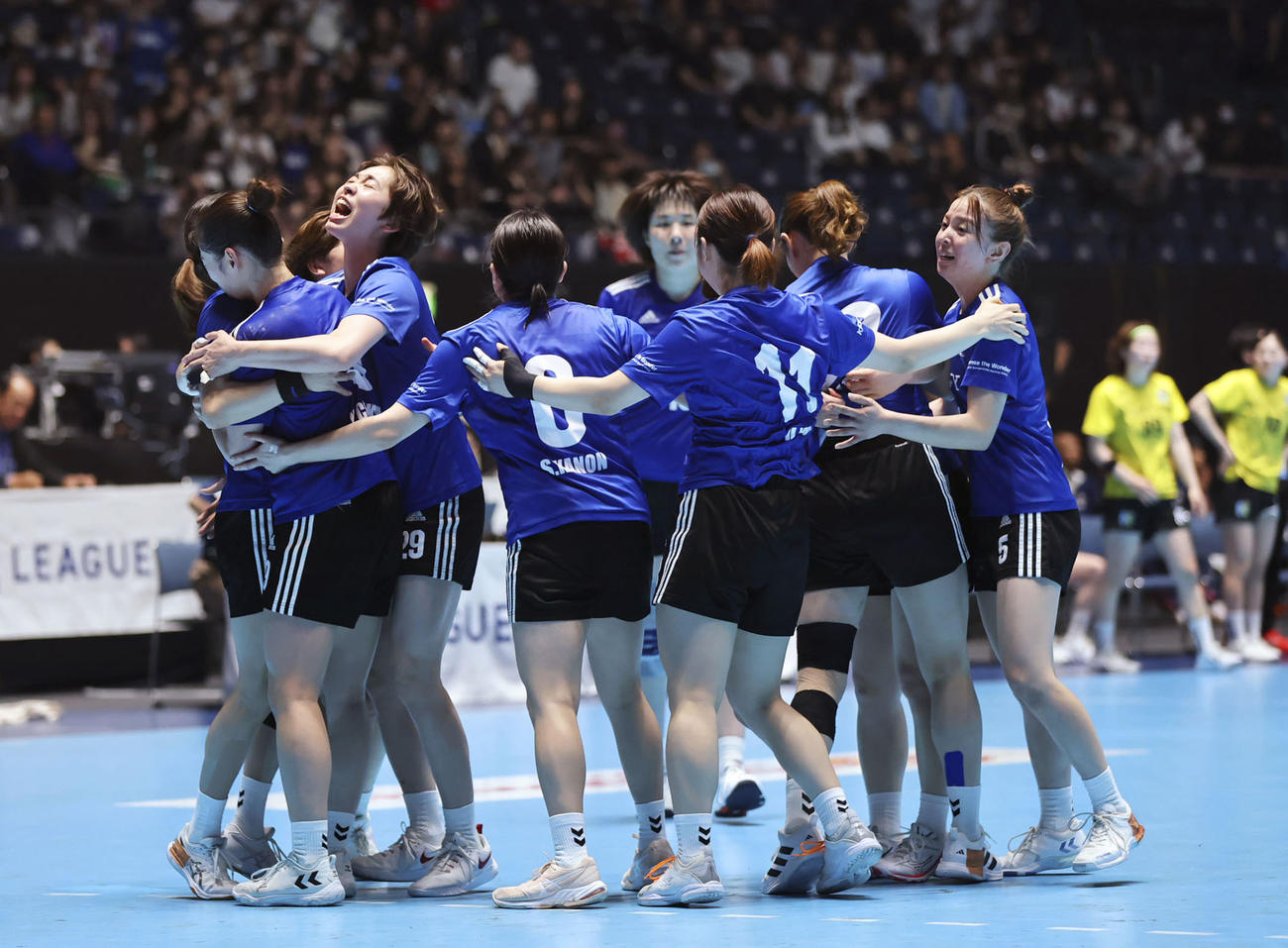 北国石川に競り勝って初代王座に就き、大喜びするブルーサクヤ鹿児島の選手たち（共同）