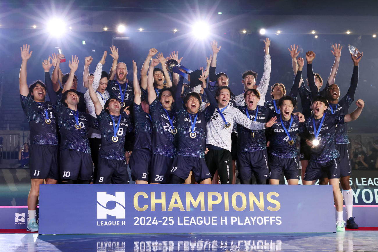 ブレイヴキングス刈谷対豊田合成　豊田合成は優勝を決め、トロフィーを掲げ喜ぶ（撮影・山本朝陽）