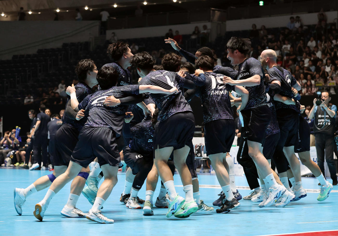ブレイヴキングス刈谷対豊田合成　優勝を決め輪になって喜ぶ豊田合成（撮影・山本朝陽）