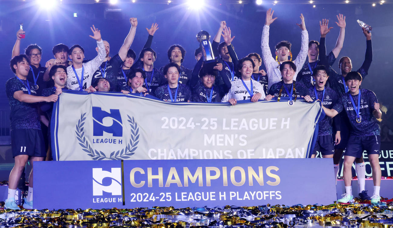 ブレイヴキングス刈谷対豊田合成　豊田合成は優勝を決め、表彰式で喜ぶ（撮影・山本朝陽）