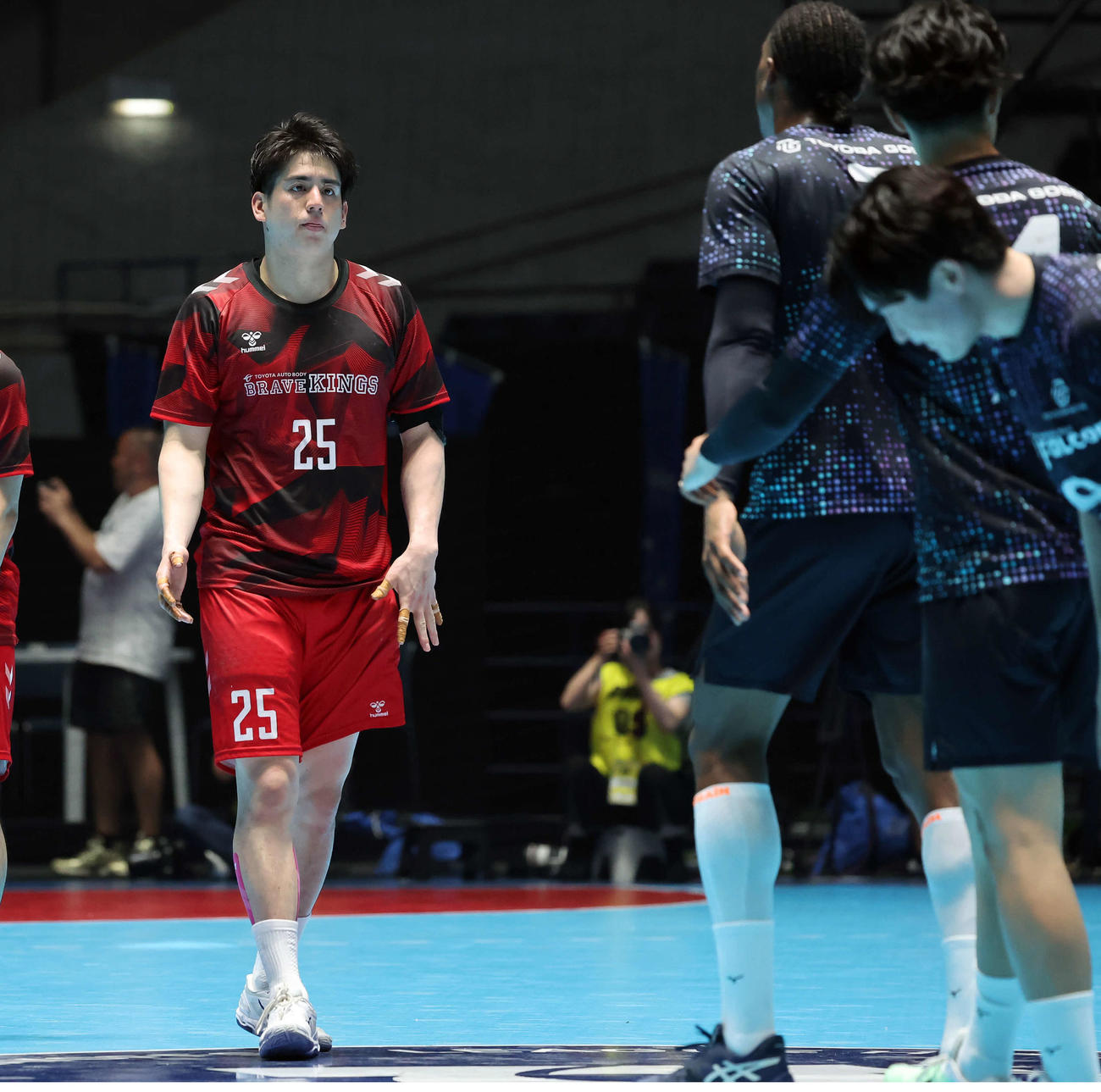 ブレイヴキングス刈谷対豊田合成　刈谷の山田（左）は試合に敗れ浮かない表情を見せる（撮影・山本朝陽）