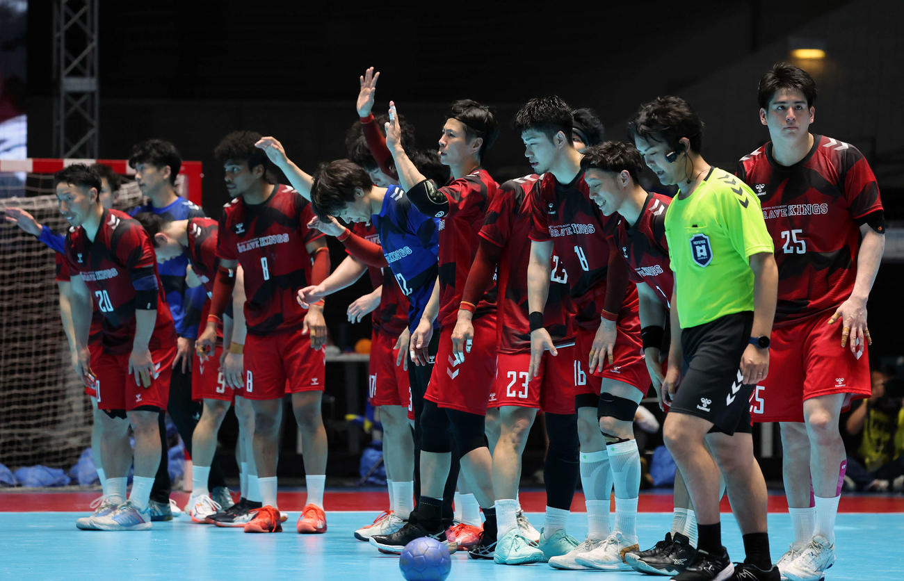 ブレイヴキングス刈谷対豊田合成　試合に敗れ、観客にあいさつを行う刈谷の選手たち（撮影・山本朝陽）
