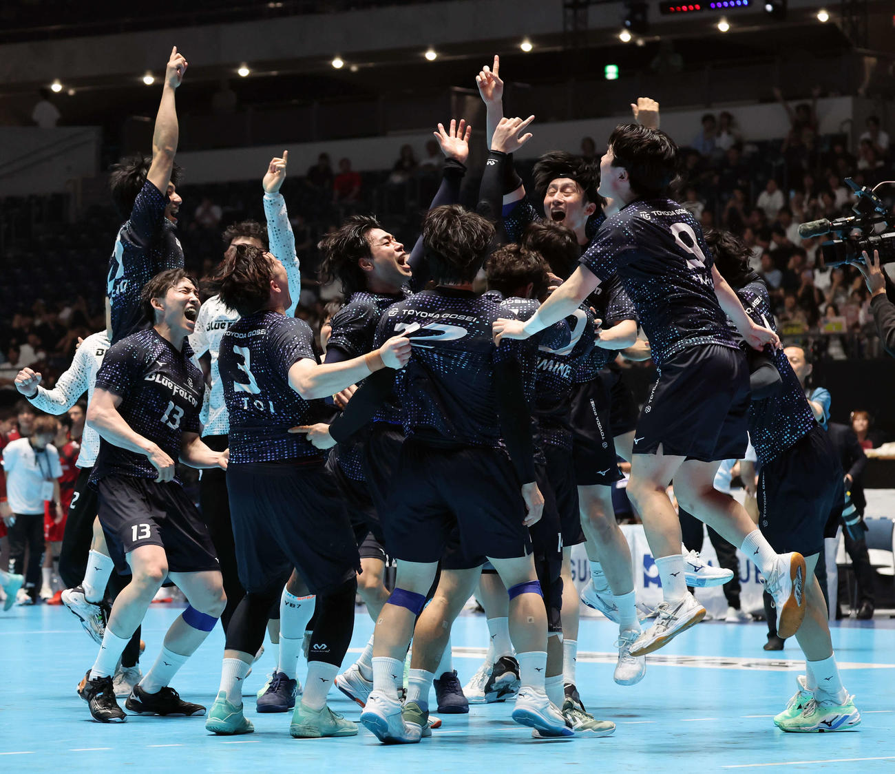 ブレイヴキングス刈谷対豊田合成　優勝を決め喜ぶ豊田合成（撮影・山本朝陽）
