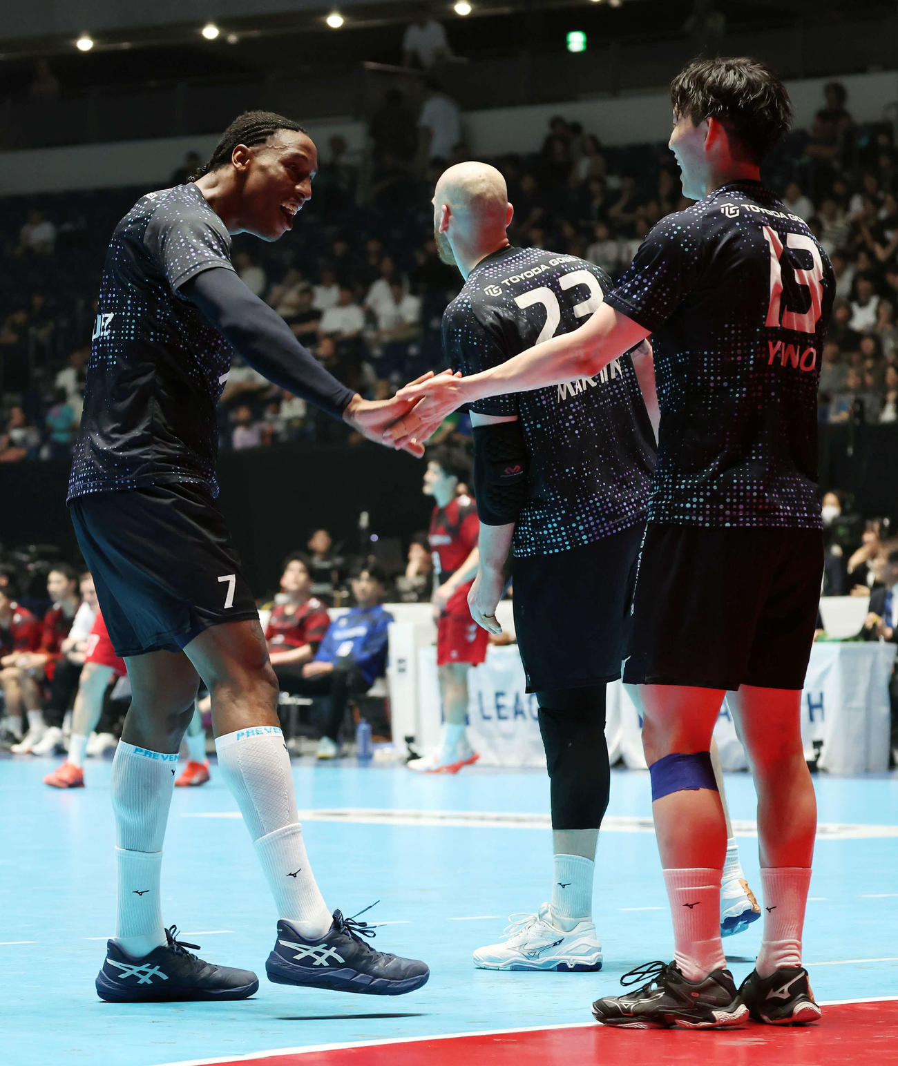 ブレイヴキングス刈谷対豊田合成　後半、豊田合成のバラスケス（左）はシュートを決め、矢野とハイタッチをする（撮影・山本朝陽）