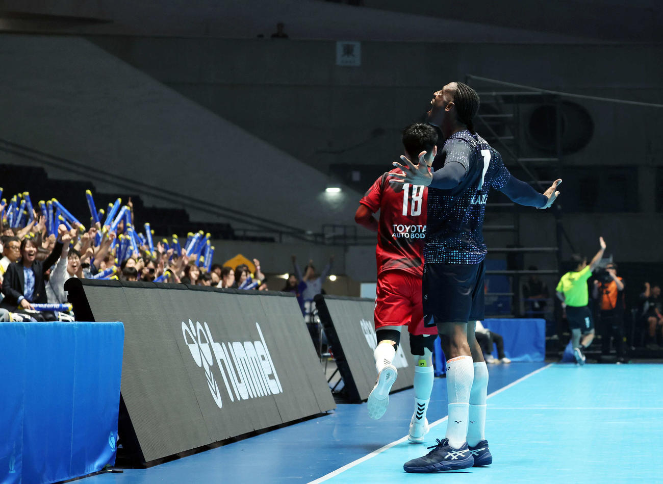 ブレイヴキングス刈谷対豊田合成　後半、豊田合成のバラスケスはシュートを決め、観客に向けてポーズをとる（撮影・山本朝陽）