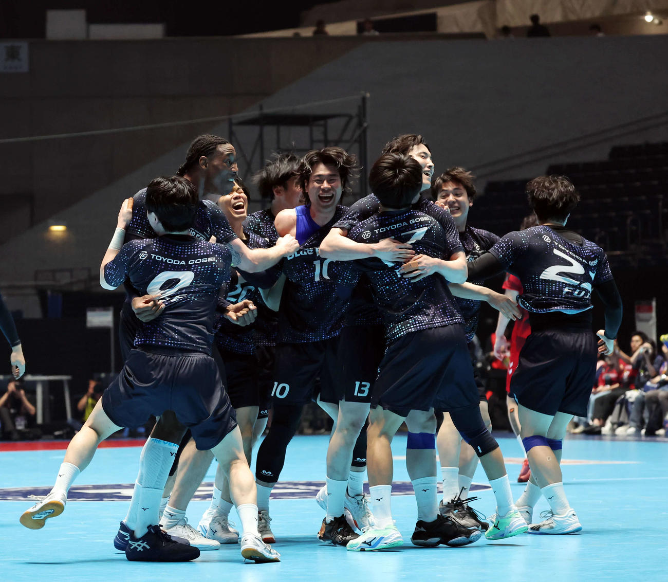 ブレイヴキングス刈谷対豊田合成　優勝を決め抱き合って喜ぶ豊田合成の選手たち（撮影・山本朝陽）